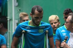 Τα πρώτα του βήματα μετά το αεροπορικό δυστύχημα