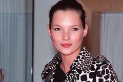 Γιατί η Kate Moss φοράει 15 χρόνια τα ίδια ρούχα; Έχουμε τις αποδείξεις [photos]