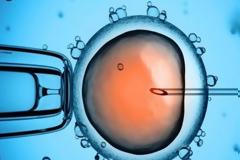 Άτεκνο ζευγάρι απέκτησε μωρό από τεχνητή γονιμοποίηση με DNA τριών ανθρώπων