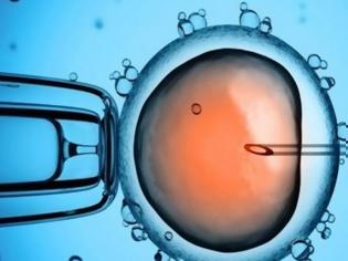 Φωτογραφία για Άτεκνο ζευγάρι απέκτησε μωρό από τεχνητή γονιμοποίηση με DNA τριών ανθρώπων
