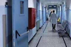 Οι ελλείψεις φέρνουν στα χέρια ασθενείς με γιατρούς και νοσηλευτές στα δημόσια νοσοκομεία