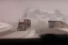 Νταλίκα σπρώχνει εκχιονιστικό στον γκρεμό! [video]