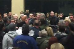 Νέα ένταση στο Πέραμα: Γονείς πιάστηκαν στα χέρια, στο δημοτικό συμβούλιο