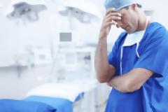 Όλοι συμφωνούν ότι με το νέο ασφαλιστικό αφανίζονται οι γιατροί- Απέναντι μόνο η κυβέρνηση