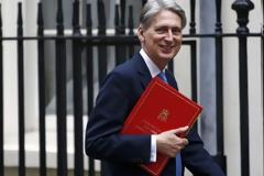 Η Βρετανία απειλεί την Ευρώπη ότι θα γίνει φορολογικός παράδεισος