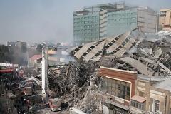 Δεκάδες νεκροί σε φλεγόμενο ουρανοξύστη που κατέρρευσε