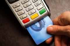 Οι γιατροί στην κορυφή της λίστας όσων φοροδιαφεύγουν - Σε τρεις φάσεις η υποχρεωτική χρήση POS