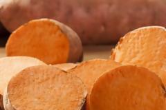 Γλυκοπατάτα vs κοινή πατάτα: Ποια είναι τα θρεπτικά οφέλη τους;