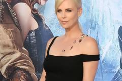 Η Charlize Theron που ξέρουμε επέστρεψε! Έχασε τα περιττά κιλά που πήρε για τη νέα της ταινία