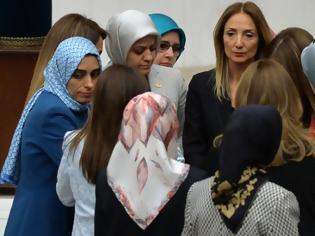 Φωτογραφία για Βουλευτίνα δέθηκε με χειροπέδες στην τουρκική εθνοσυνέλευση