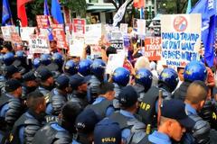 Οι Αμερικανοί υποδέχονται τον Τραμπ στην προεδρία με διαδηλώσεις