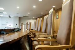 Η Ένωση Δικαστών και Εισαγγελέων κατά της Θάνου για τα όρια ηλικίας