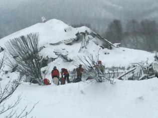 Φωτογραφία για Όσο και αν ψάχνουν δεν βρίσκουν επιζώντες στο ιταλικό ξενοδοχείο