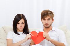 To βασικό σημάδι που φανερώνει ότι δεν ενδιαφέρεται για σένα