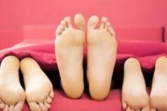 Έπιασε τη μητέρα της να κάνει ΟΡΓΙΑ με συμμαθητές της - Οι λεπτομέρειες θα σας ΣΟΚΑΡΟΥΝ περισσότερο