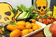 ΕΤΣΙ θα αφαιρέσετε εύκολα τα ΦΥΤΟΦΑΡΜΑΚΑ από τα φρούτα και τα λαχανικά σας