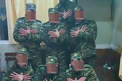 Σάλος με φωτογραφία στρατιωτών να σχηματίζουν με τα χέρια τον “αλβανικό αετό”