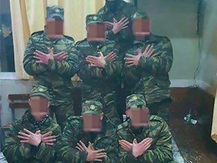 Φωτογραφία για Σάλος με φωτογραφία στρατιωτών να σχηματίζουν με τα χέρια τον “αλβανικό αετό”