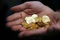 Οι Έλληνες βγάζουν λίρες από το στρώμα για να πληρώσουν φόρους