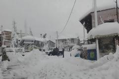 Mε σκαπτικά μηχανήματα επιχειρούν να καθάρισουν το χιόνι σε Γρεβενά-Φλώρινα