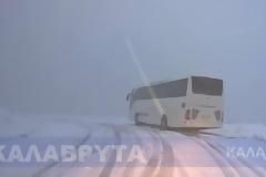 Λεωφορείο με μαθητές εγκλωβίστηκε στα χιόνια στα Καλάβρυτα