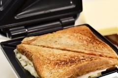 Πώς θα καθαρίσεις την τοστιέρα με μόνο 2 υλικά