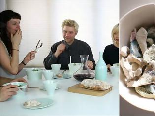 Φωτογραφία για ΑΝΑΤΡΙΧΙΑΣΤΙΚΟ: Τρώνε από πιάτα που έφτιαξαν από ΚΟΚΚΑΛΑ φίλων και συγγενών τους [photos+video]