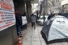 Θεσσαλονίκη: Σκηνή έξω από το κτίριο διοίκησης του ΦΟΣΔΑ έστησαν παρατασιούχοι