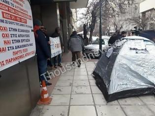 Φωτογραφία για Θεσσαλονίκη: Σκηνή έξω από το κτίριο διοίκησης του ΦΟΣΔΑ έστησαν παρατασιούχοι