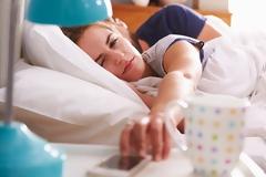 4 στους 10 χρήστες ελέγχουν το κινητό τους αμέσως μόλις ξυπνήσουν