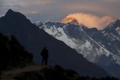 Πήραν τη… μεζούρα και πάνε να μετρήσουν το Έβερεστ