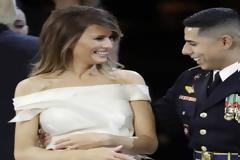 «Ζαλίστηκε» από την ομορφιά της Μελάνια ο επιλοχίας που χόρεψε μαζί της στην δεξίωση των Ενόπλων Δυνάμεων (φωτό, βίντεο)