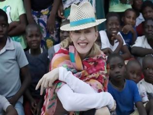 Φωτογραφία για Διαψεύδει η Μαντόνα πως πήγε στο Μαλάουι για να υιοθετήσει δυο παιδάκια