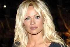 Τι δώρο θα κάνει η Πάμελα Άντερσον στην Πρώτη Κυρία