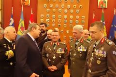 Το δώρο του Α/ΓΕΣ στον επόμενο Α/ΓΕΕΦ- ΒΙΝΤΕΟ