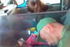 Ζευγάρι λιπόθυμο από ναρκωτικά μέσα σε αυτοκίνητο με 2 μωρά στο πίσω κάθισμα