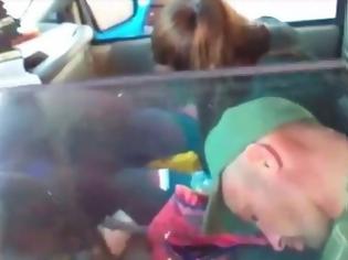 Φωτογραφία για Ζευγάρι λιπόθυμο από ναρκωτικά μέσα σε αυτοκίνητο με 2 μωρά στο πίσω κάθισμα