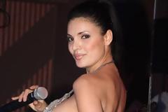 ΜΑΣ ΠΕΘΑΝΕ! Ελληνίδα τραγουδίστρια βγήκε σε πίστα... γuμνόστηθη