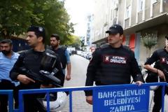 Στην Ιντερπόλ η Τουρκία ζητάει τη σύλληψη των οκτώ στρατιωτικών