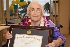 Η 94χρονη γιαγιά που αποφοίτησε με άριστα μετά από 50 χρόνια