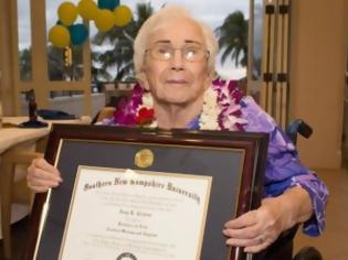 Φωτογραφία για Η 94χρονη γιαγιά που αποφοίτησε με άριστα μετά από 50 χρόνια