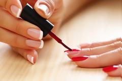 Πώς θα στεγνώσει αμέσως το βερνίκι στα νύχια σας