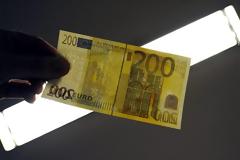 EKT: Σε 353.000 τα πλαστά χαρτονομίσματα το β' εξάμηνο του 2016