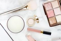 Τι μπορεί να συμβεί αν μοιράζεσαι τα καλλυντικά σου