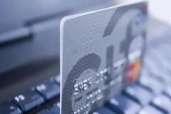 Στα χέρια της ΕΛ.ΑΣ. για παραχάραξη και κλοπές πιστωτικών καρτών