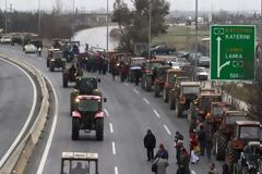 Κλειστή από αγρότες η εθνική οδός στον κόμβο της Νίκαιας