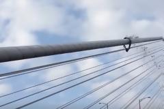 Από τα πιο έξυπνα τρικ! Δεν θα πιστεύετε πώς καθαρίζουν το χιόνι από τη γέφυρα...