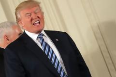 «Μέτωπο» Τραμπ με δύο εφημερίδες