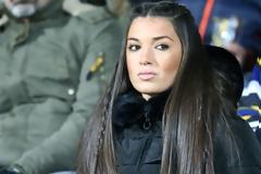 ΚΟΛΑΣΗ η όμορφη μελαχρινή στις εξέδρες...Κανείς δεν έβλεπε ποδόσφαιρο στο Ξάνθη-ΑΕΚ!