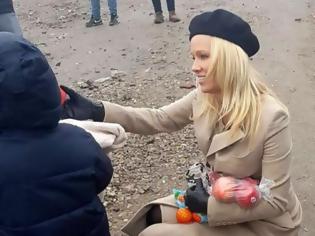 Φωτογραφία για Χαμός με την επίσκεψη της Pamela Anderson σε στρατόπεδα προσφύγων! Δίχως τέλος οι αντιδράσεις του γαλλικού Τύπου...
